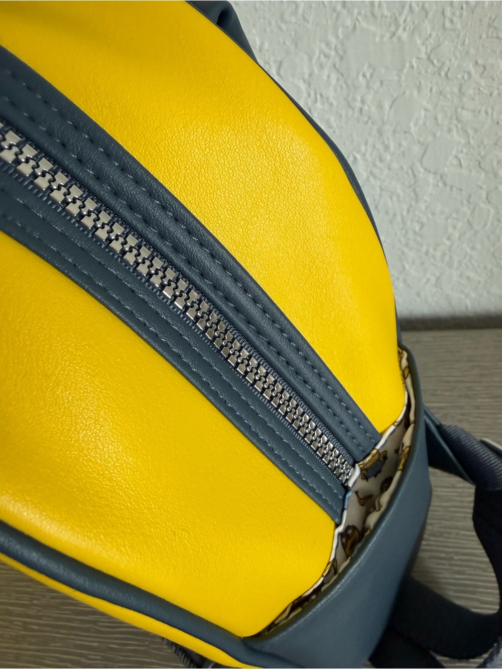 New Womens Sz 8 Converse Black & Yellow Minion Shoes with Minion Backpack - Picture 9 of 9